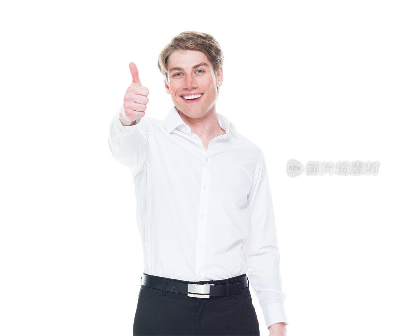一个人/腰部以上的20-29岁的成年人英俊的人白人男性/年轻人商人/商人穿着衬衫/衬衫/裤子谁是愉快的/快乐的/微笑和显示拇指/ ok的手势